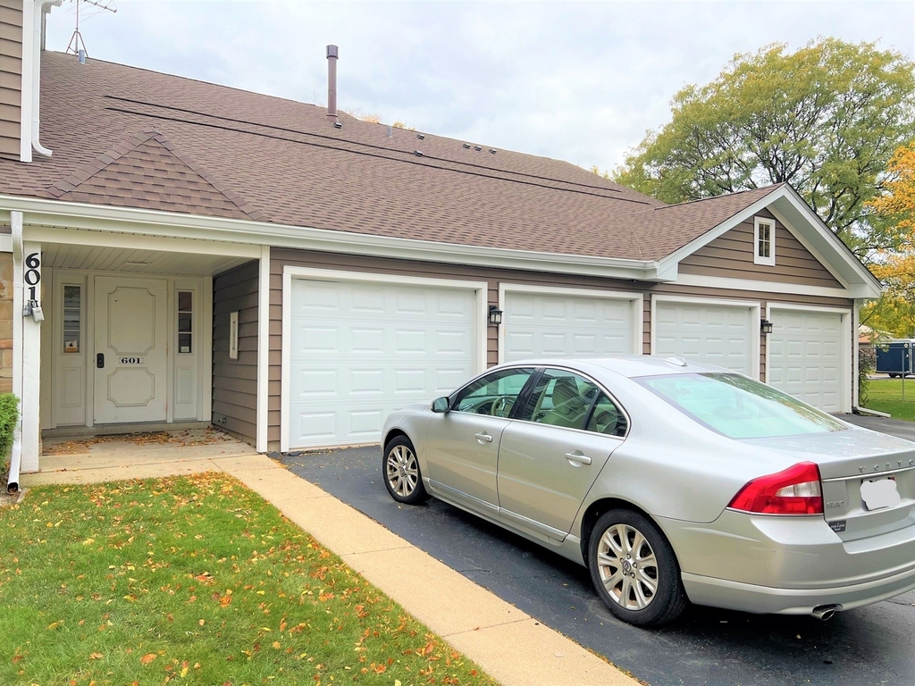 601 Hanover Court - Photo 0