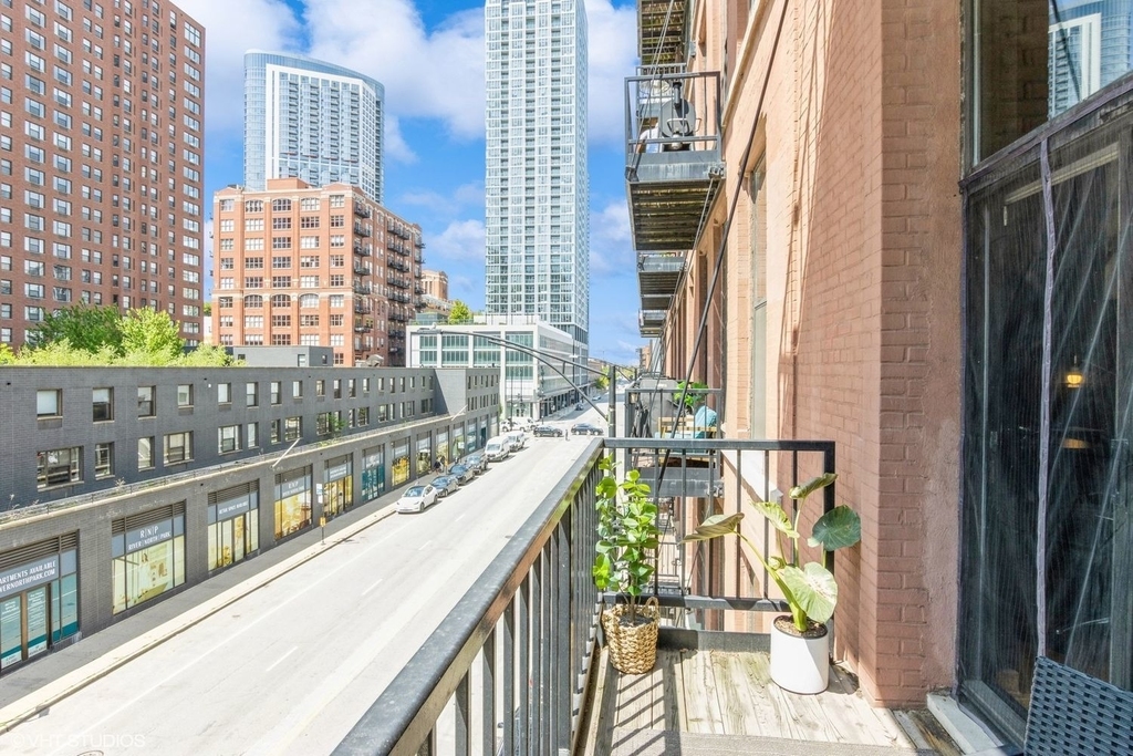 300 W Grand Avenue - Photo 8