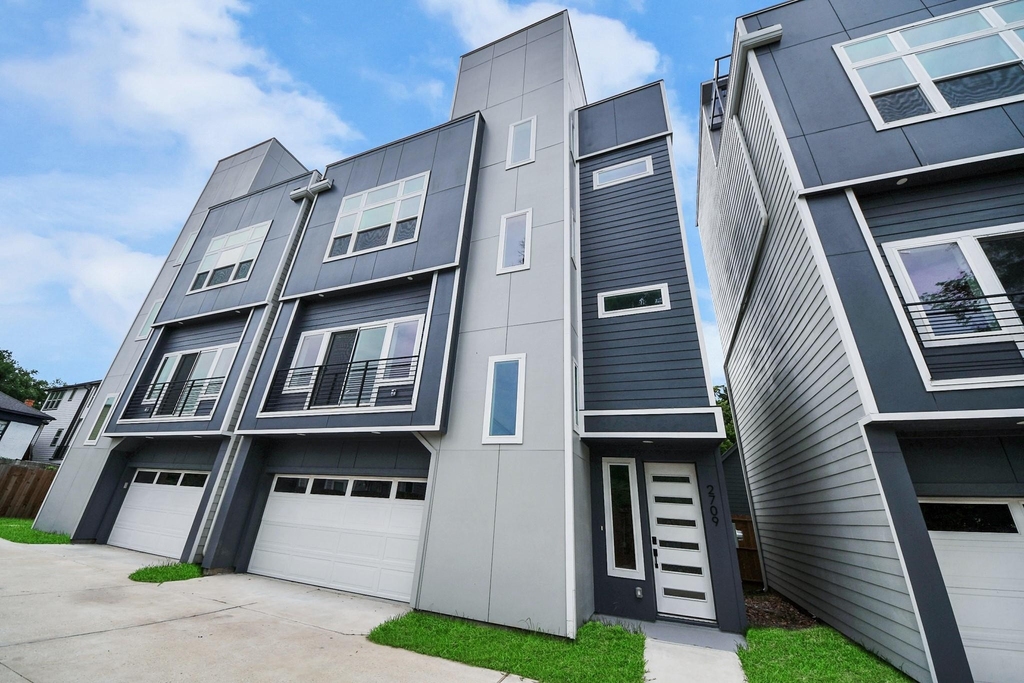 2709 Dennis Street - Photo 2