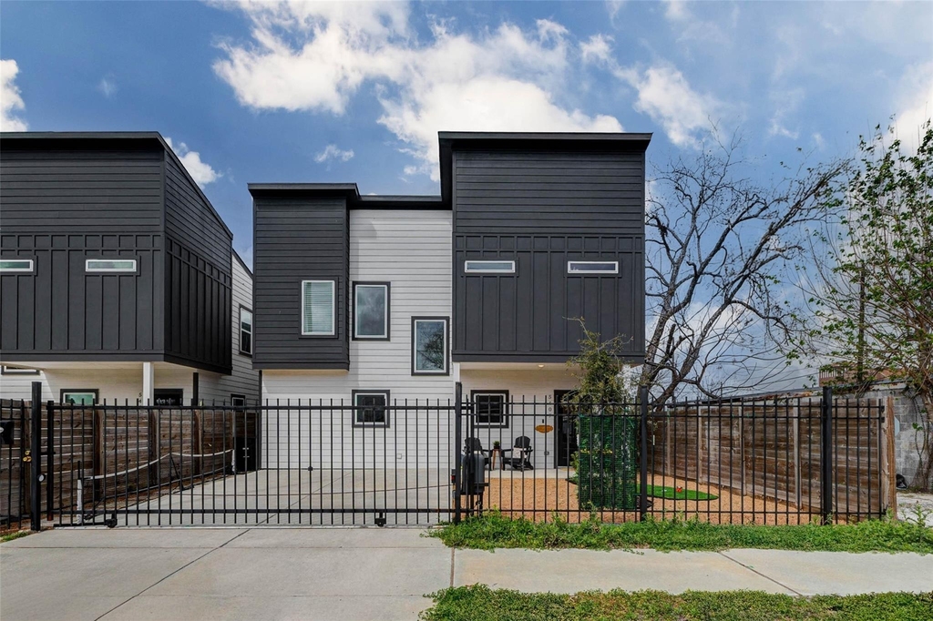 5407 Lee Street - Photo 0