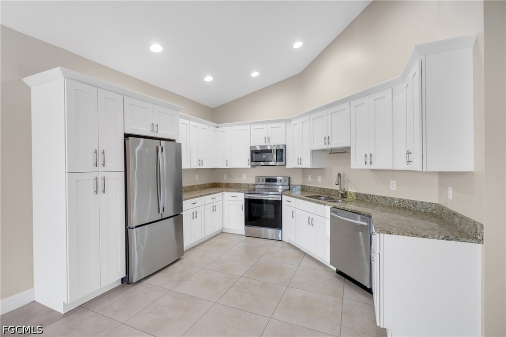 1133 Sw Trafalgar Parkway - Photo 2
