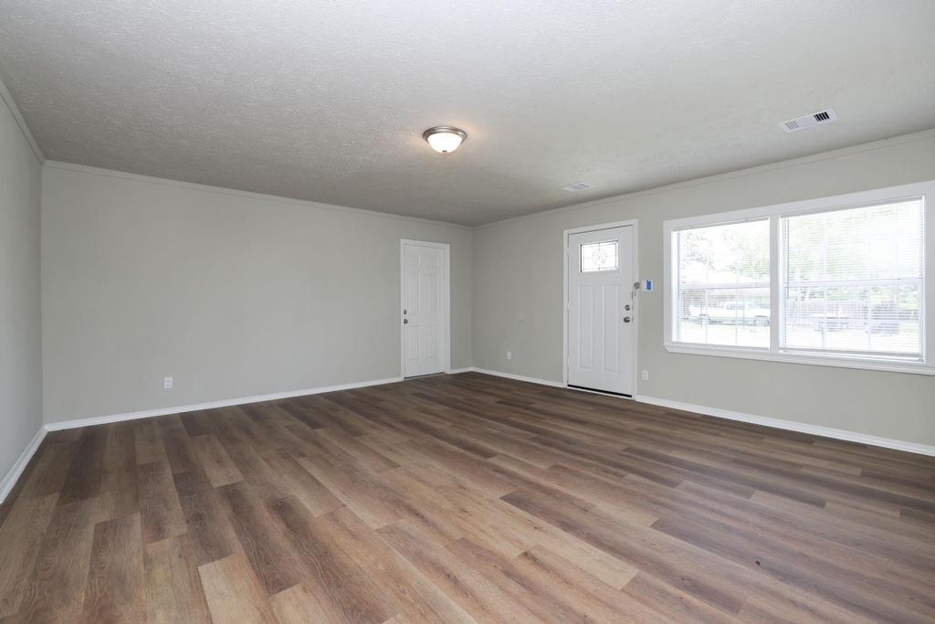 9026 Lake Forest Boulevard - Photo 11