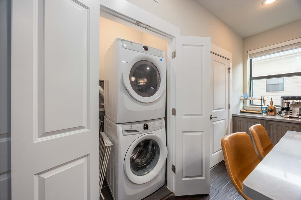 2401 Crawford Street - Photo 3