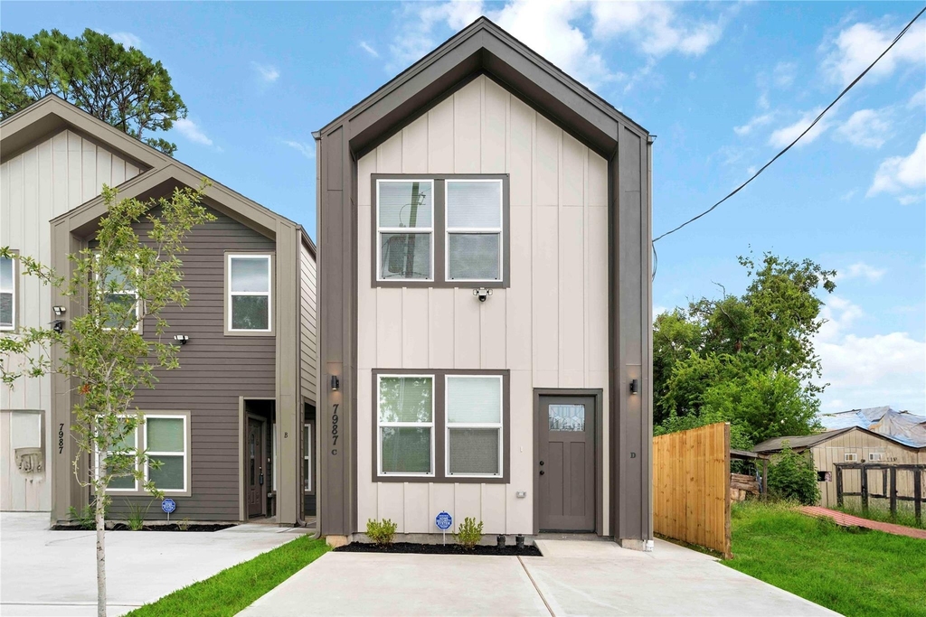 7987 Chateau Street - Photo 0