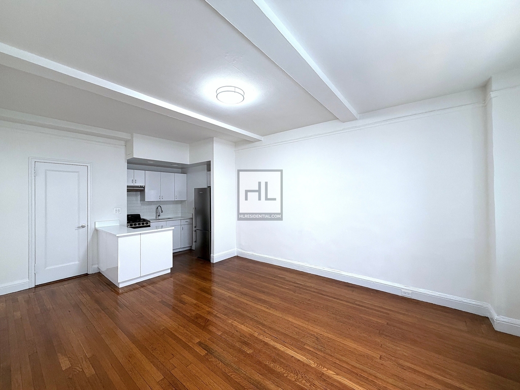 East 46 Street - Photo 0