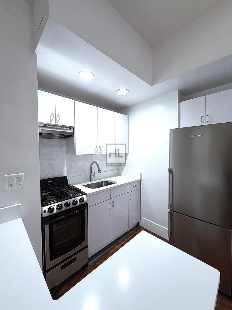 East 46 Street - Photo 1
