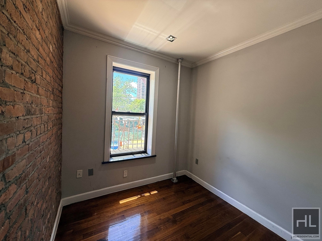 2 Avenue - Photo 3