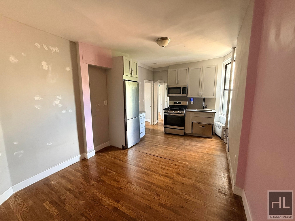 2 Avenue - Photo 1