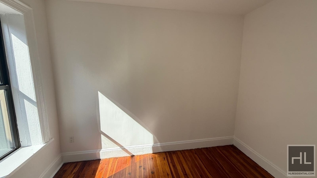 York Avenue - Photo 3