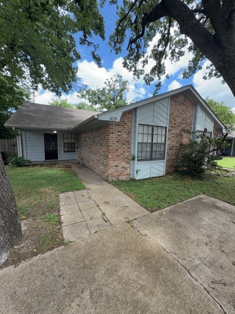 629 W Ridge Drive - Photo 1