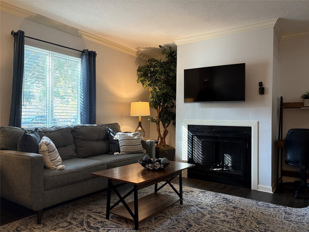 732 Memorial Mews Street - Photo 15