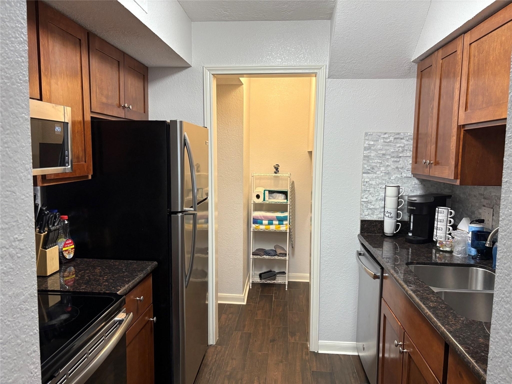 732 Memorial Mews Street - Photo 12