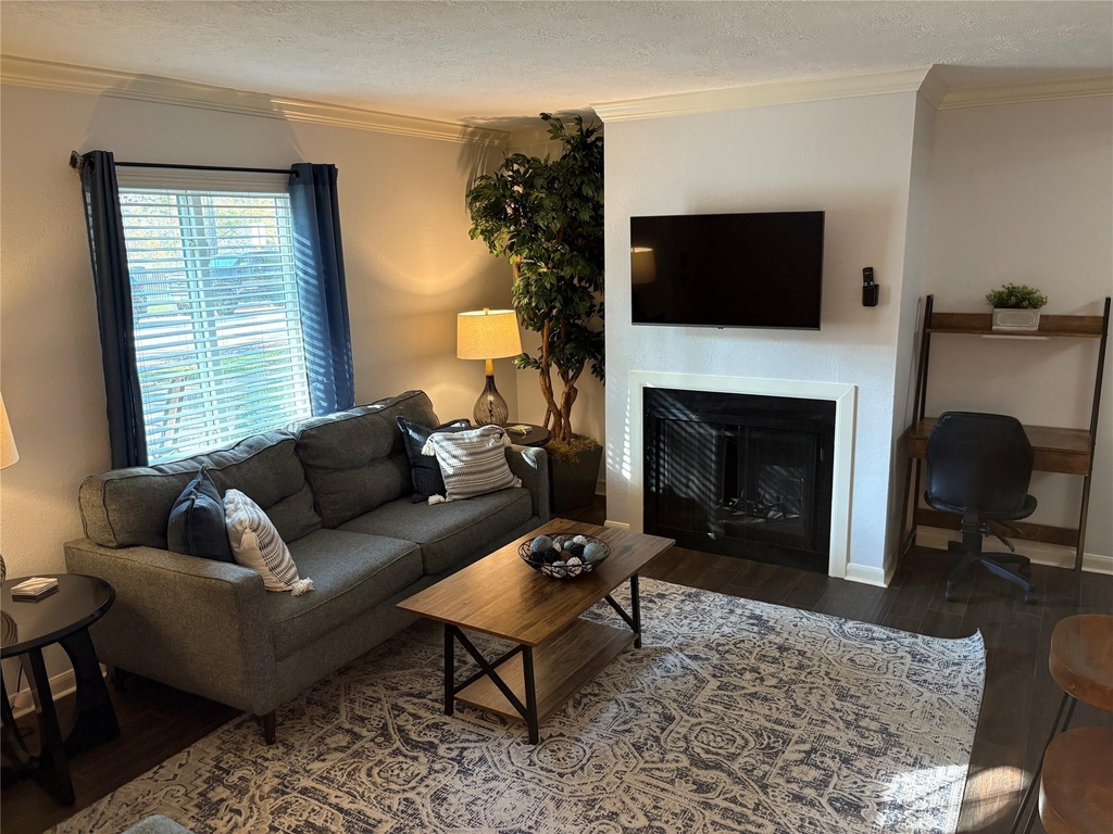 732 Memorial Mews Street - Photo 2