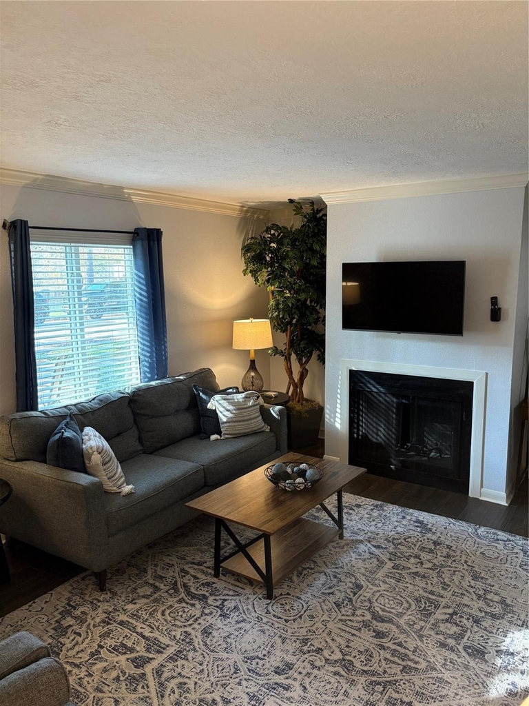 732 Memorial Mews Street - Photo 0