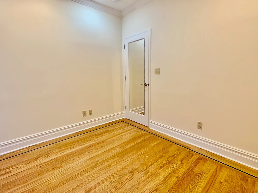 West 10th Street - Photo 2