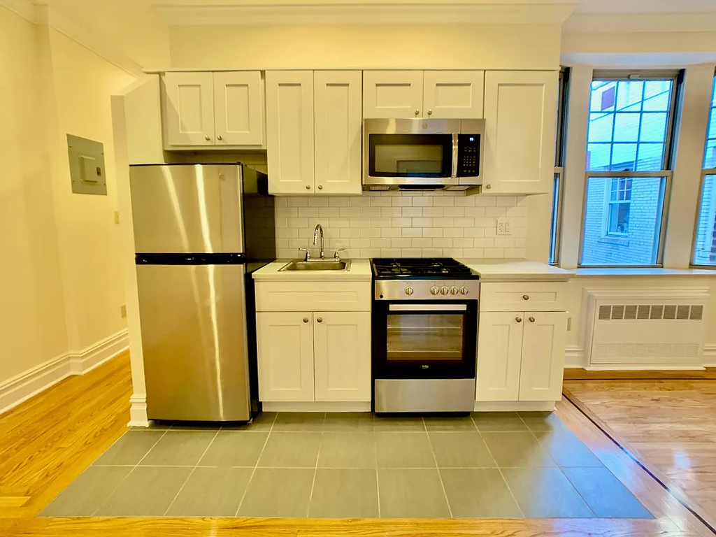 West 10th Street - Photo 1