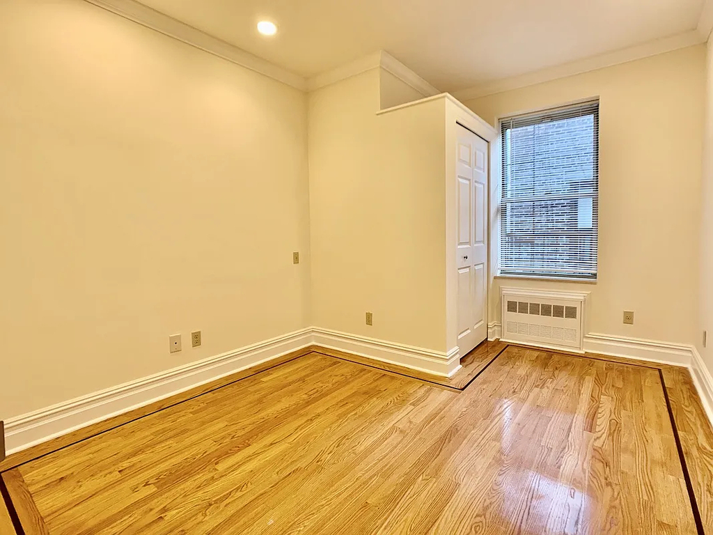 West 10th Street - Photo 4