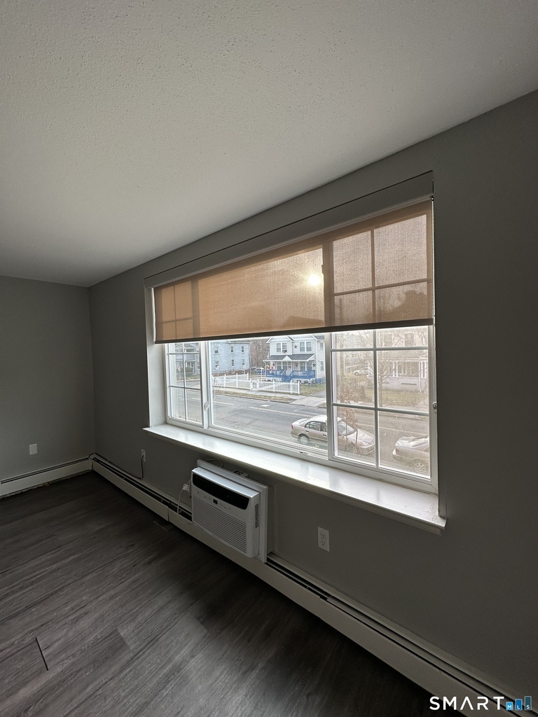 270 Laurel Street - Photo 4