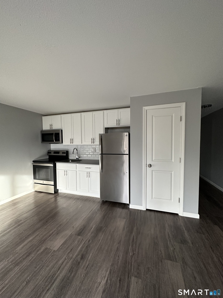 270 Laurel Street - Photo 2