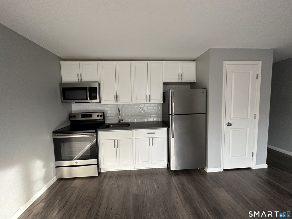 270 Laurel Street - Photo 3