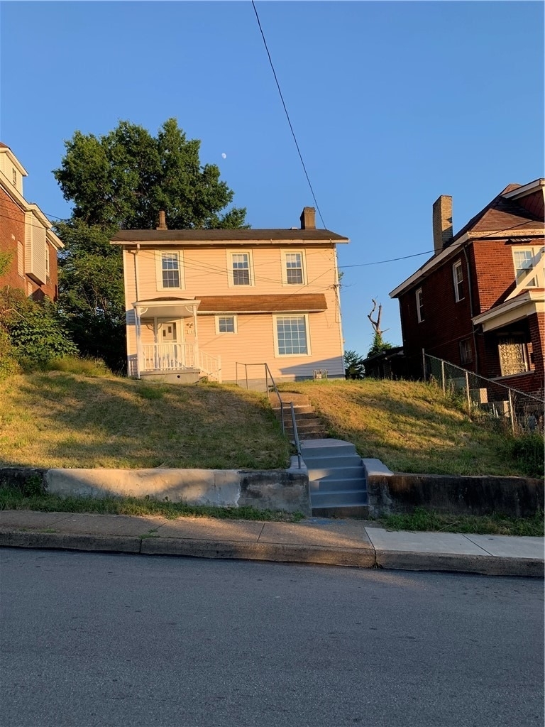 160 Hazelwood Ave - Photo 0