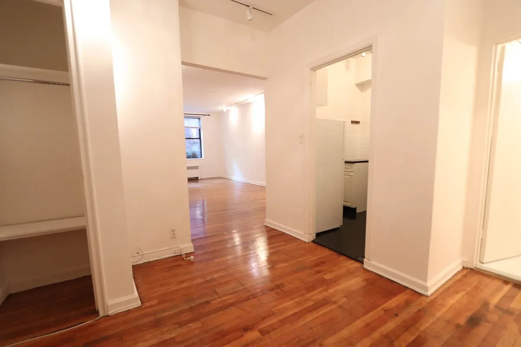 62nd Street/ - Photo 3