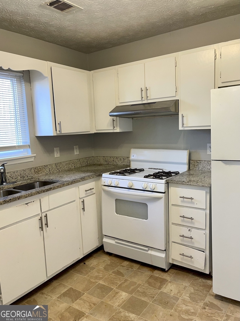 945 Silverwood Drive - Photo 3