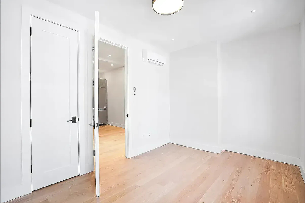 70 Greenpoint Avenue - Photo 4