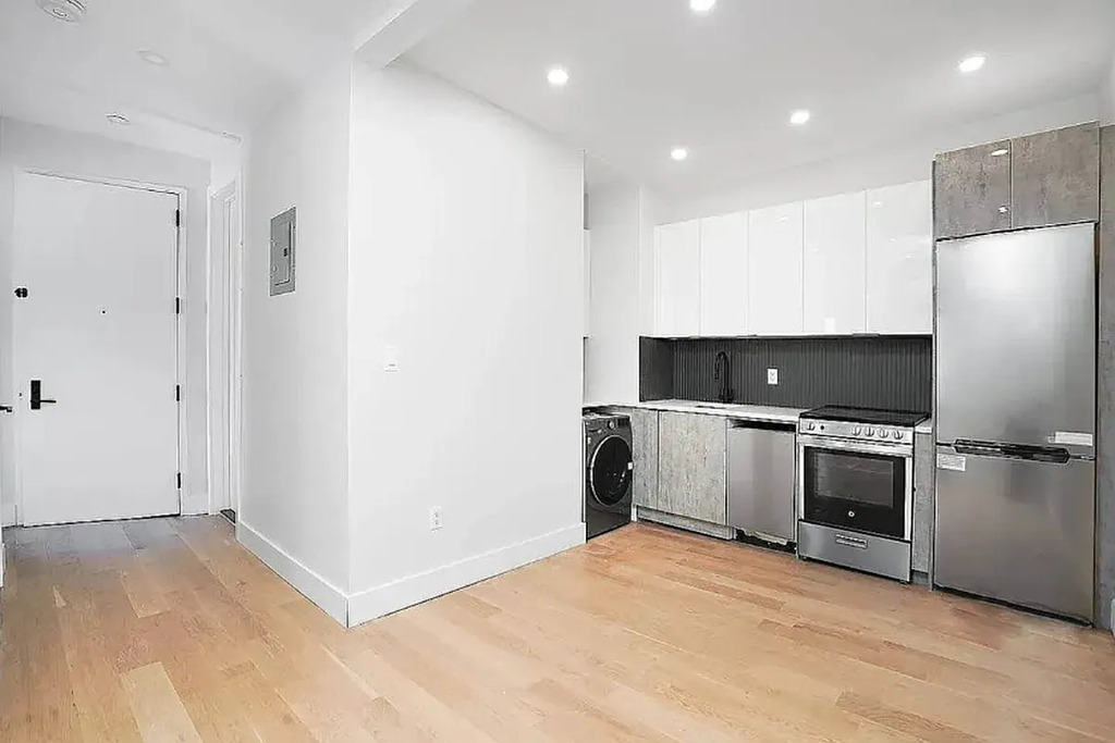 70 Greenpoint Avenue - Photo 2