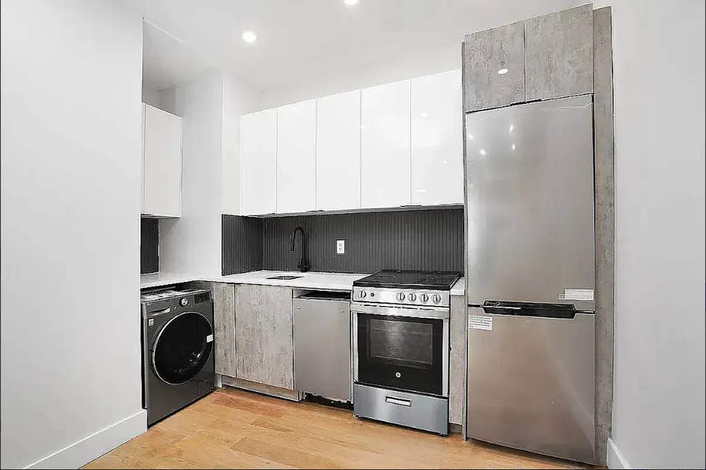 70 Greenpoint Avenue - Photo 1