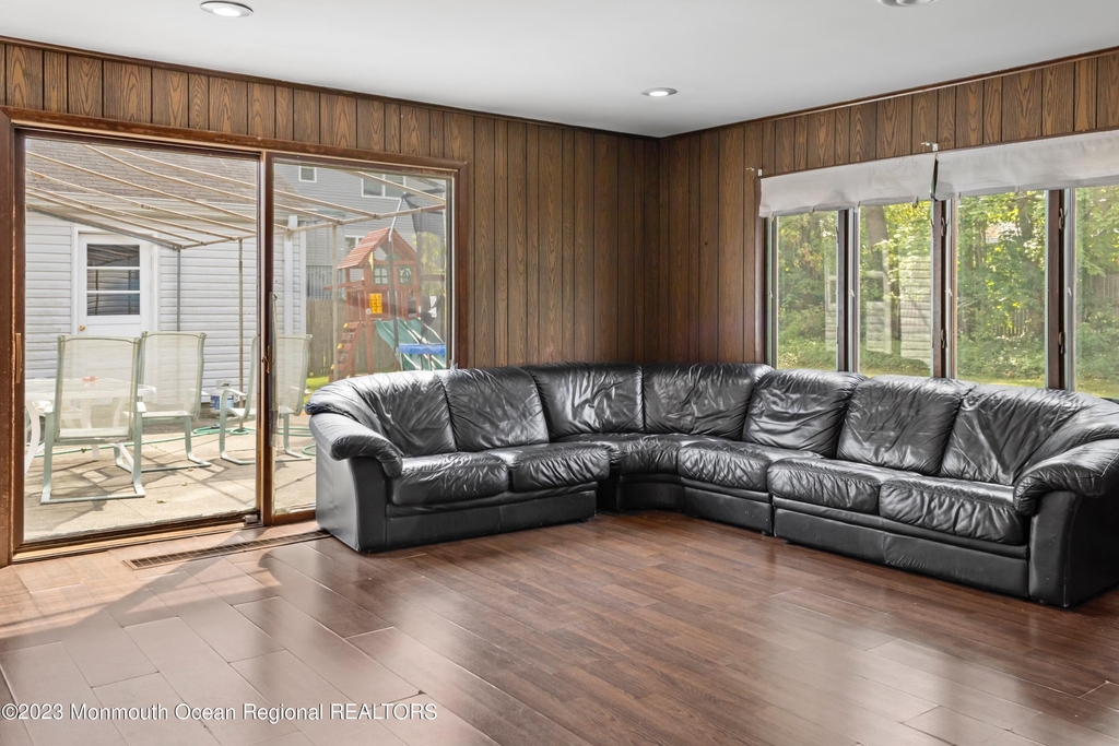 988 Woodgate Avenue - Photo 12