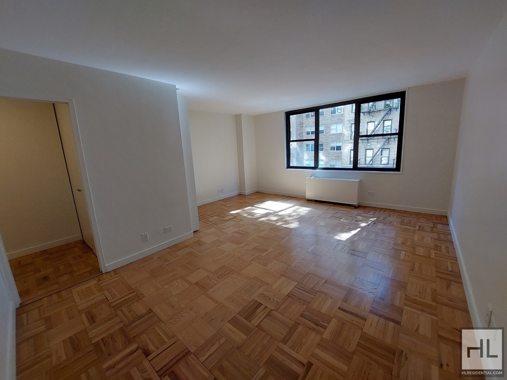 East 49 Street - Photo 1