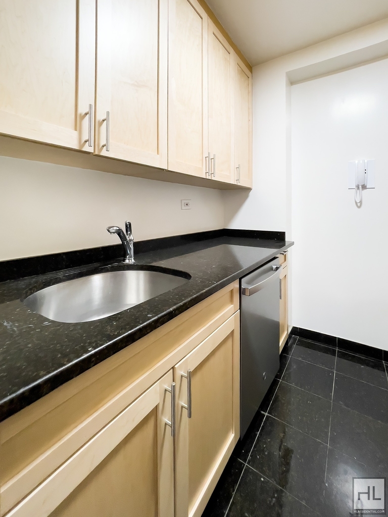 East 55 Street - Photo 4