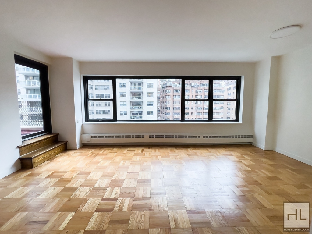 East 55 Street - Photo 3