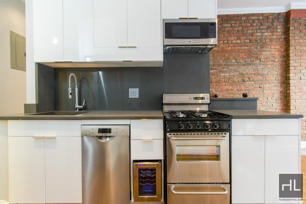 E 100th St - Photo 1
