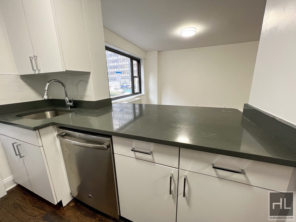 East 56 Street - Photo 1