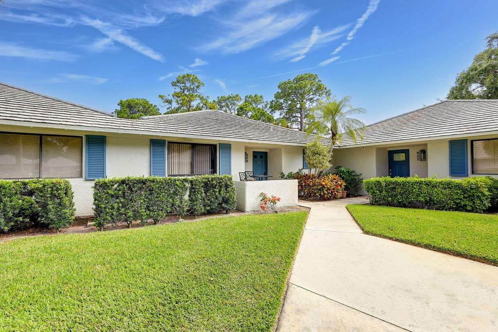 526 Club Drive - Photo 1