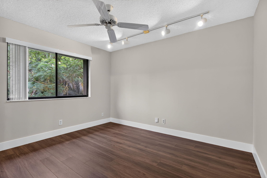 587 Nw 38th Avenue - Photo 21