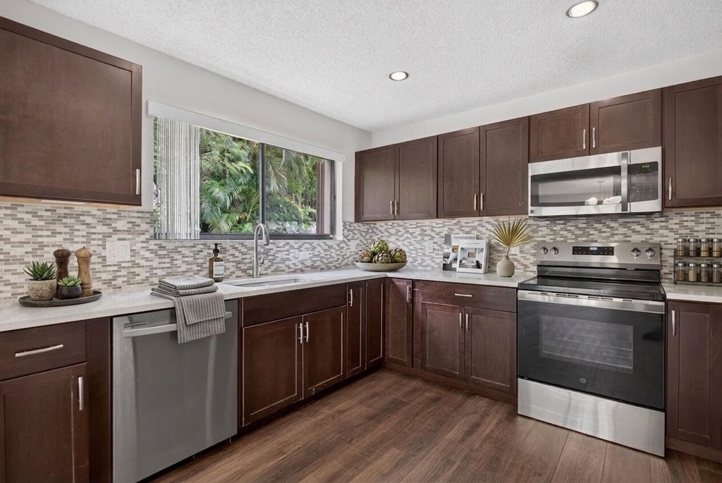 587 Nw 38th Avenue - Photo 1