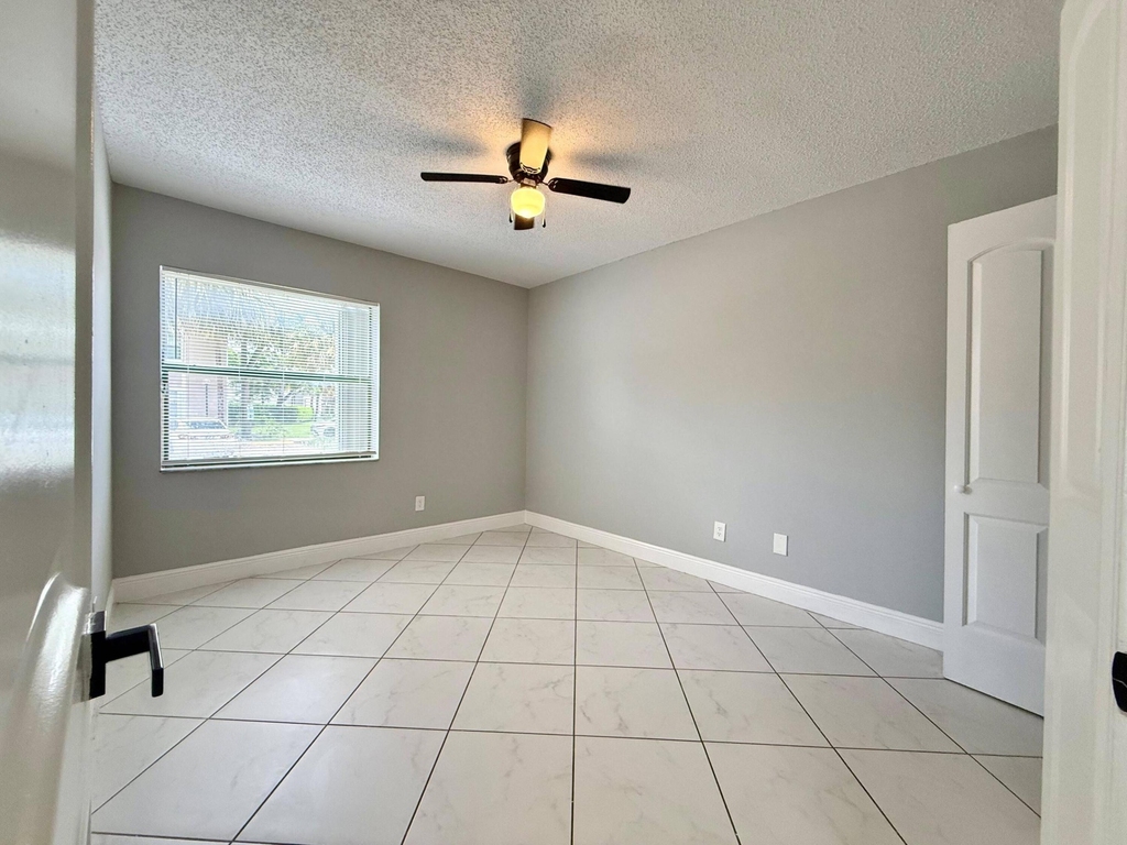 9633 Riverside Drive - Photo 9