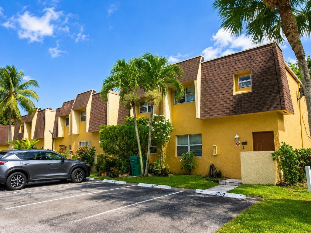 5728 5728 Blueberry Ct, Unit #38 Circle - Photo 0