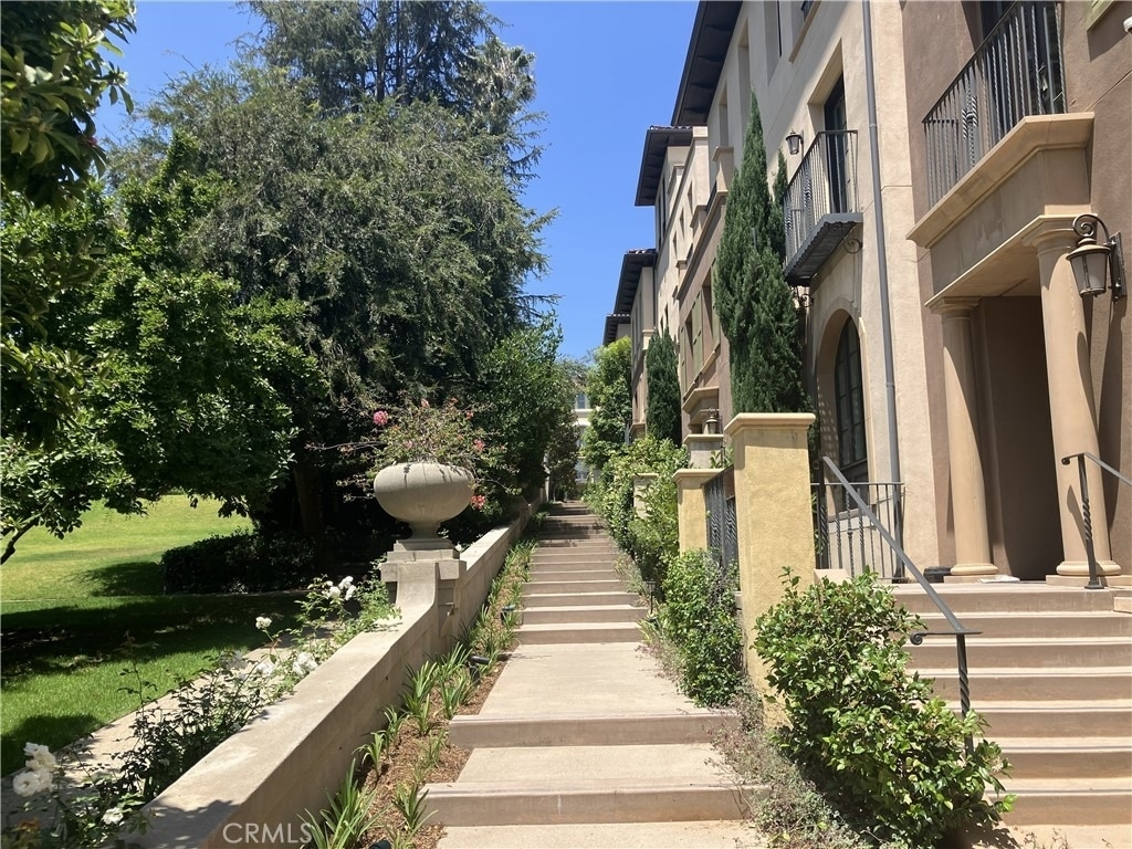 378 W Green Street - Photo 2