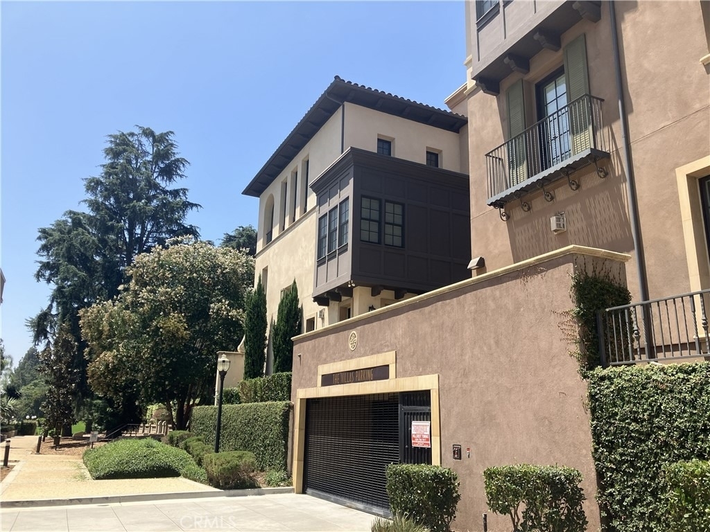 378 W Green Street - Photo 0