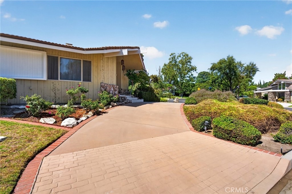 10401 Wystone Avenue - Photo 3