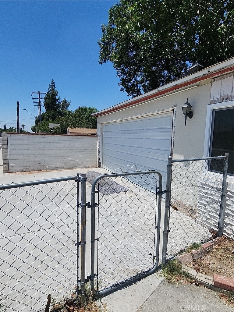 858 S Riverside - Photo 2