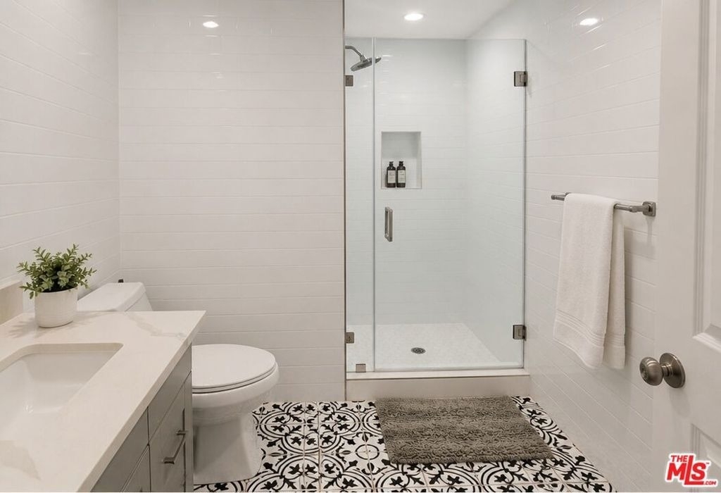 612 S Barrington Avenue - Photo 3