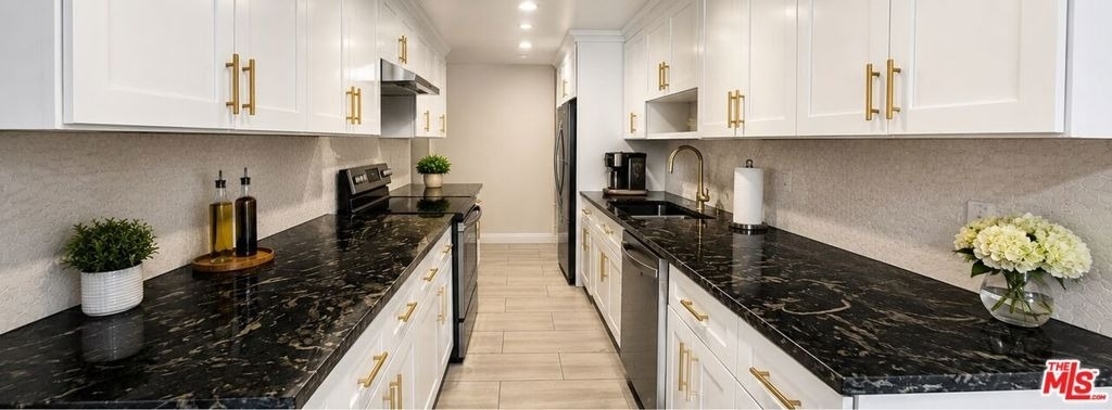 612 S Barrington Avenue - Photo 1