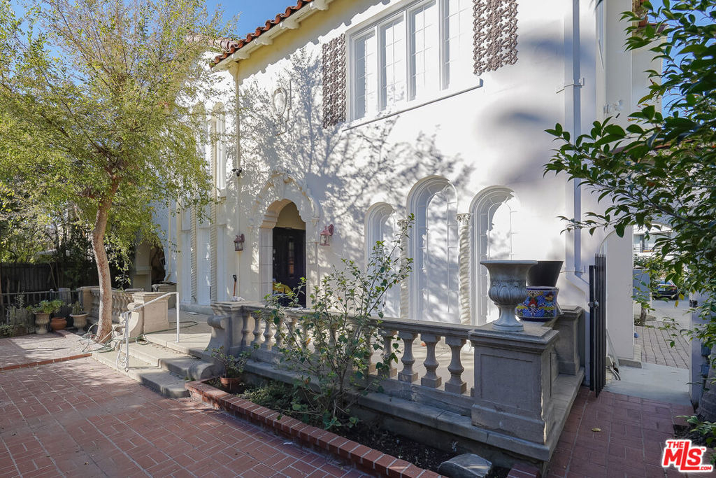 1815 Grace Avenue - Photo 0