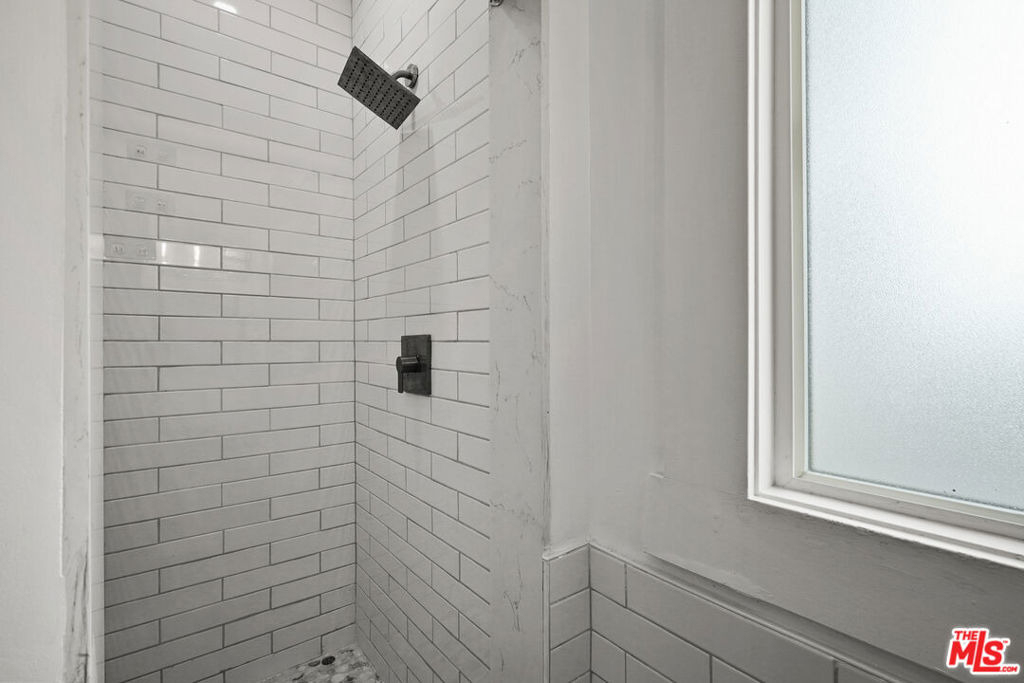 1821 Grace Avenue - Photo 31