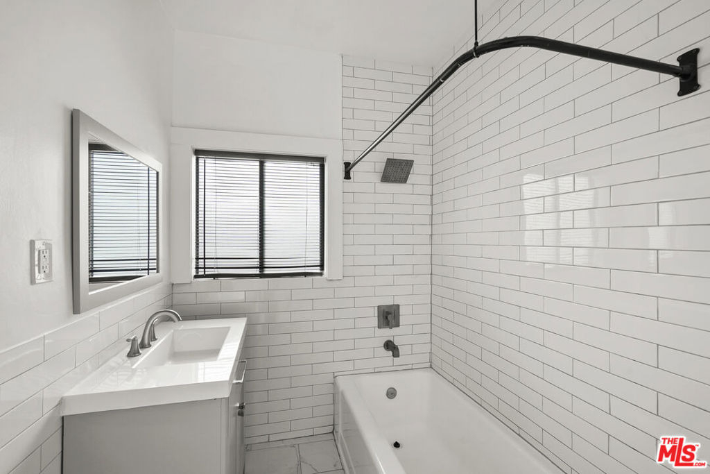 1821 Grace Avenue - Photo 36